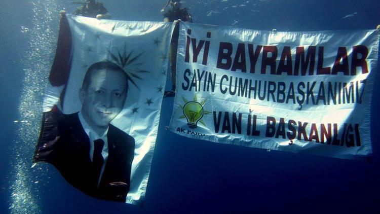 Erdoğanın bayramını denizin altında kutladılar