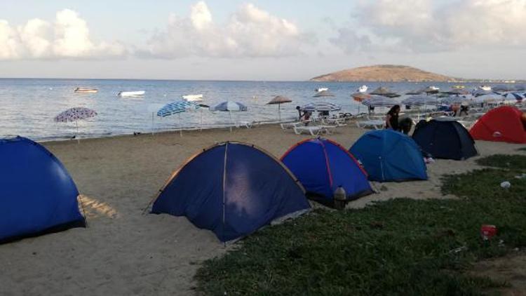 Avşada yer bulamayan tatilciler kumsalda sabahladı