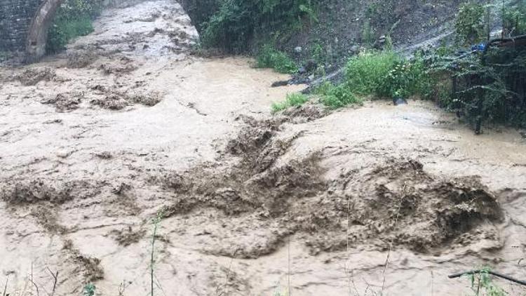 Trabzon’da sel ve heyelan; karayolu ulaşıma kapandı (3)