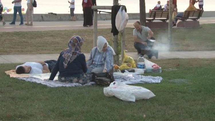 Kurban etlerini alıp sahilde mangal yaptılar