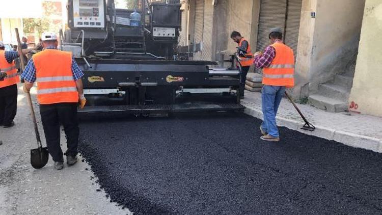 Büyükşehir Belediyesinden Kumruda sıcak asfalt çalışması