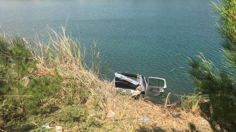 Otomobil gölete uçtu; aynı aileden 4 kişi öldü