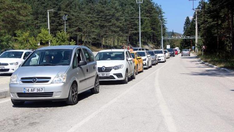 Abant Tabiat Parkı girişinde 5 kilometrelik araç kuyruğu