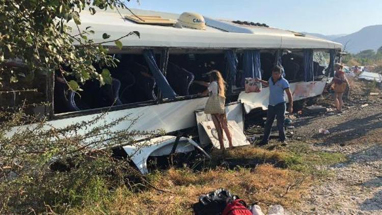 Tur otobüsü kaza yaptı: 25 yaralı