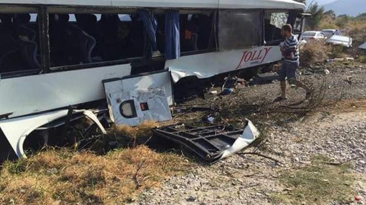 Tur otobüsü kaza yaptı: 26 yaralı (2)