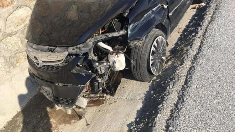 İstinat duvarına çarpan otomobildeki 4 kadın yaralandı
