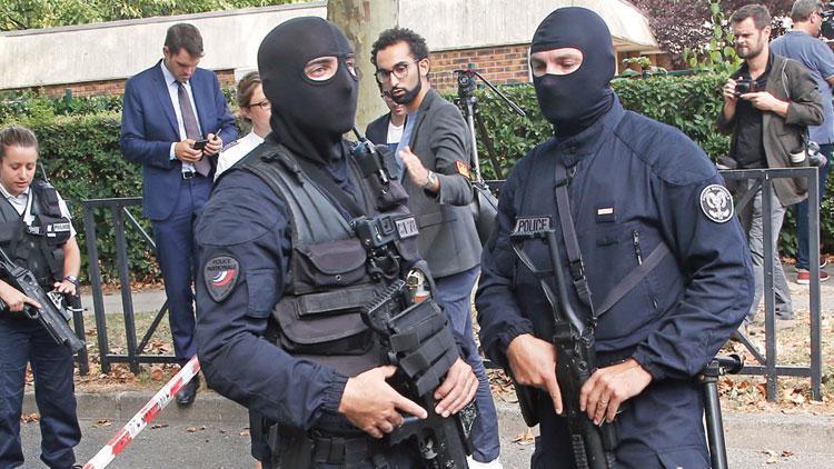 Paris’te ‘saldırı karmaşası’: Annesini öldürdü DEAŞ üstlendi