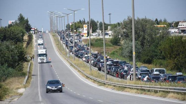 Kapıkulede gurbetçilerin 9 kilometrelik kuyruk çilesi