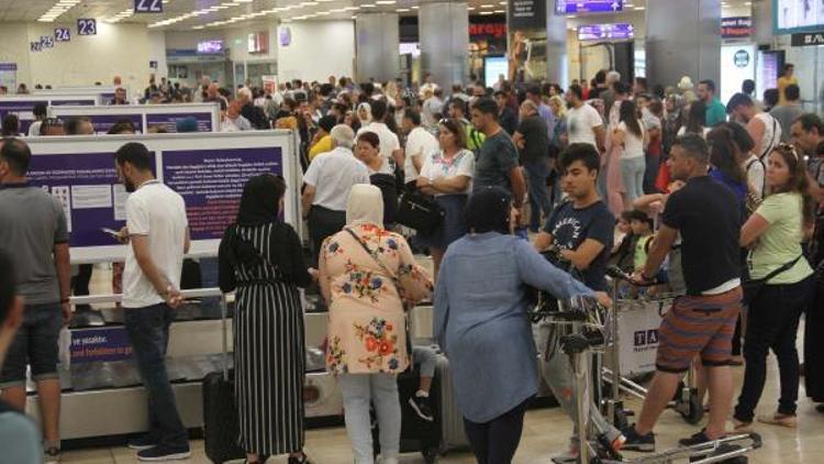 Atatürk Havalimanı’nda tatil dönüşü yoğunluğu