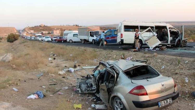 Gaziantepte otomobil ile yolcu minibüsü çarpıştı: 8 yaralı