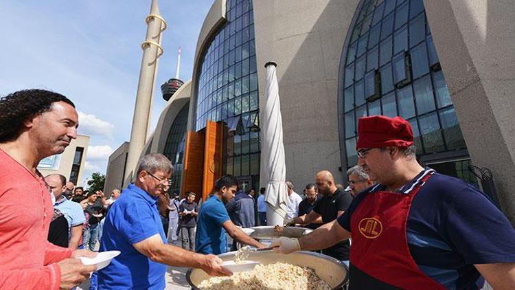 Cumadan sonra cemaate kavurma dağıtıldı