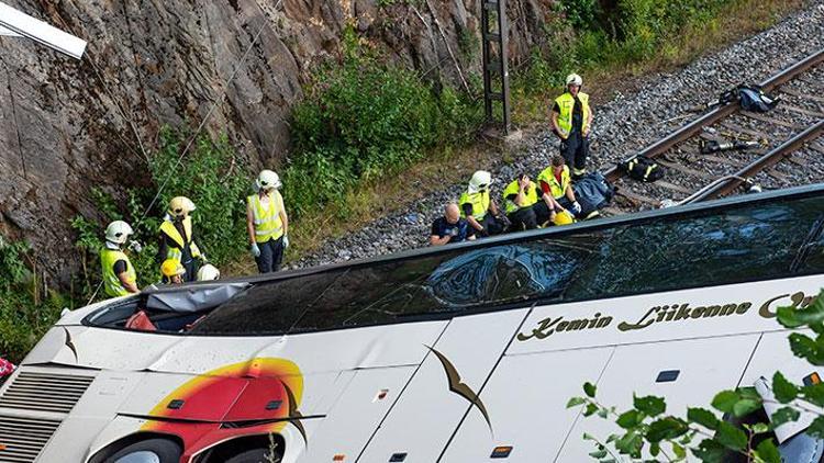 Emeklileri taşıyan otobüs köprüden uçtu: 4 ölü