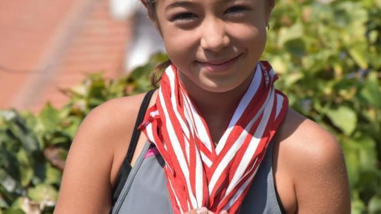 10 yaşındaki Alara teniste madalyalara ambargo koydu