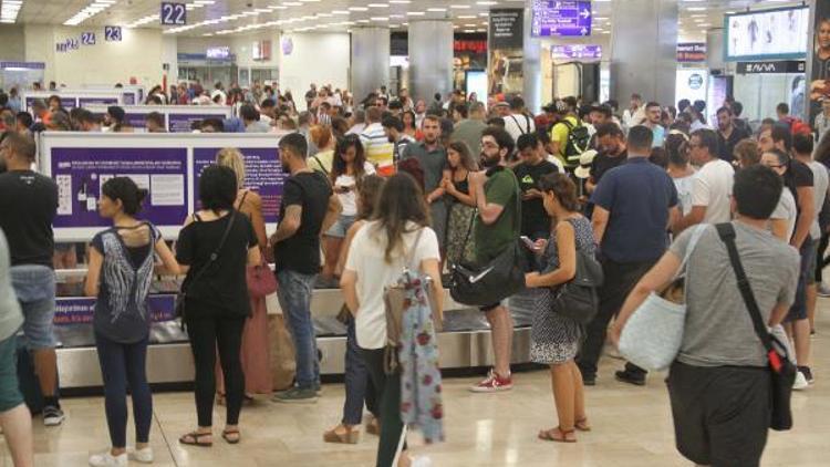 Atatürk Havalimanı’nda bayram tatili dönüşü yoğunluğu devam ediyor