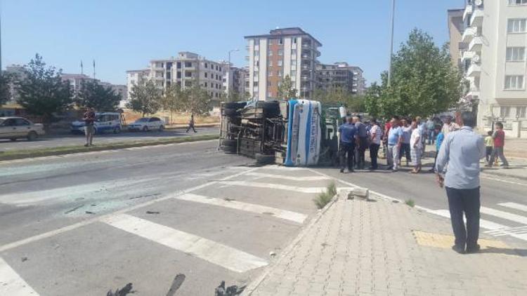 Gaziantepte yolcu midibüsü ile taksi çarpıştı: 18 yaralı