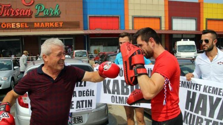 Evlerine dönerken yumruk atarak stres attılar