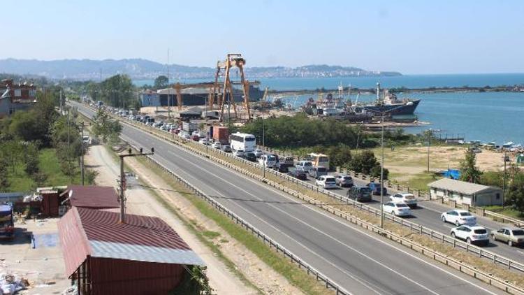 Karadeniz Sahil Yolunda dönüş yoğunluğu