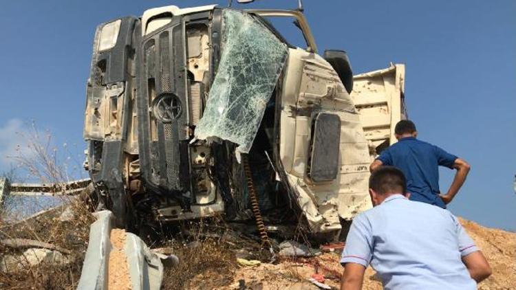 Mıcır yüklü kamyon devrildi, sürücüsü öldü