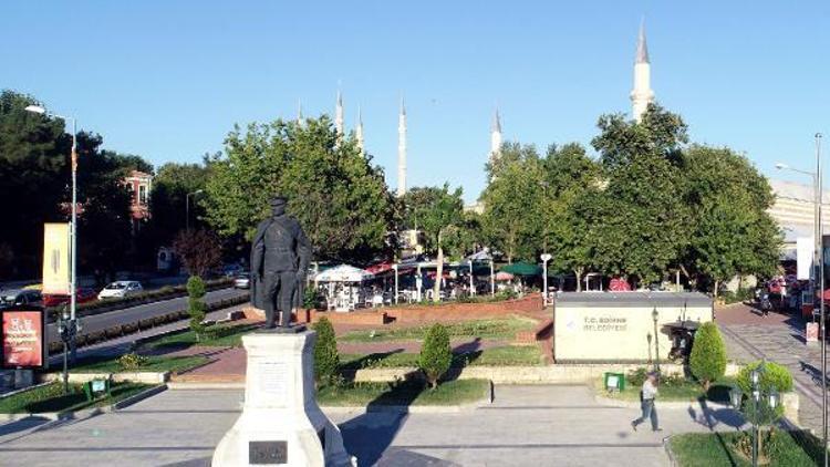 Edirnede Atatürk Anıtının arkasına konulan tuvalet tartışma yarattı