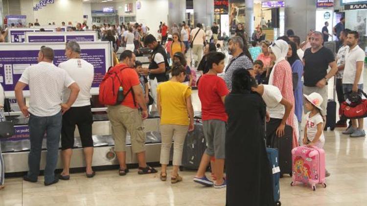 Atatürk Havalimanında tatil dönüşleri sürüyor