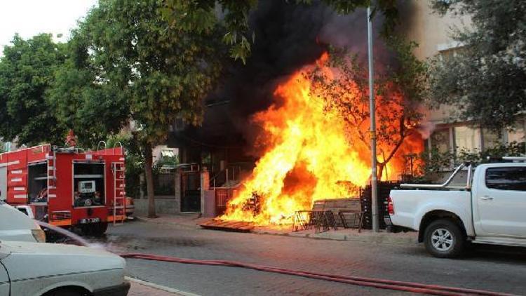 Sebze- meyve deposunda yangın; 7 kişi dumandan etkilendi