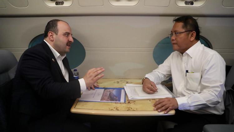 Bakan Varank, Endonezyalı mevkidaşıyla uçakta görüştü