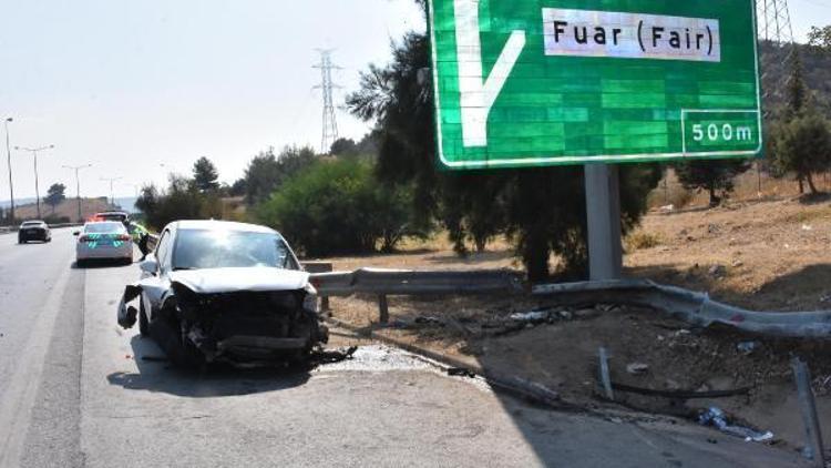 Bariyerlere çarpan otomobildeki 2 kişi yaralandı