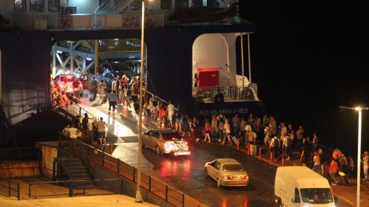 Bandırmada bayram tatilinin son günüde feribot yoğunluğu