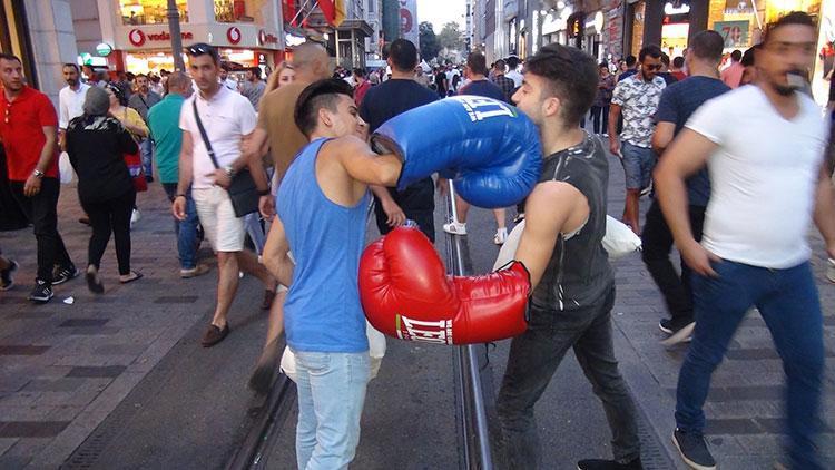 İstiklal Caddesinde boks maçı
