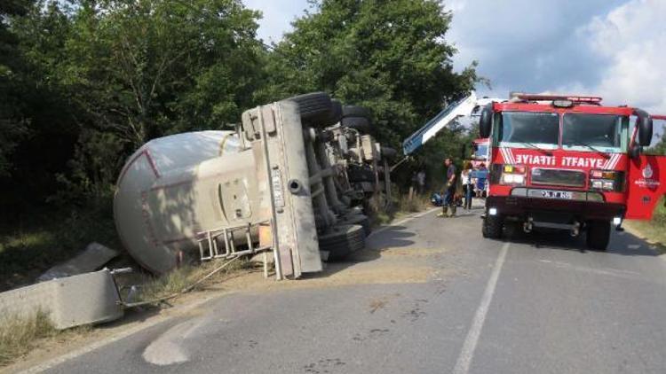 Beykozda kum yüklü tanker devrildi  (1)