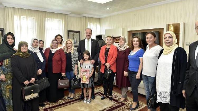 Başkan Akgül, vatandaşlar ve belediye personeli ile bayramlaştı