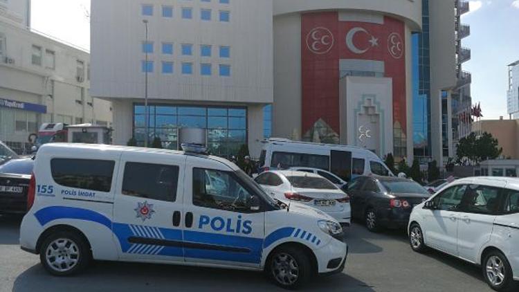 MHP önünde nöbet tutan polis, kazaen kendini vurdu (2)- Yeniden