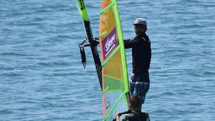 Turizm cenneti Alaçatıda rüzgar sörfüne çocuk ilgisi