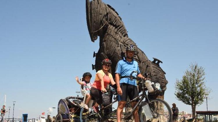 Öğretmen çift, 4 yaşındaki kızlarıyla 1500 kilometre pedal çevirdi