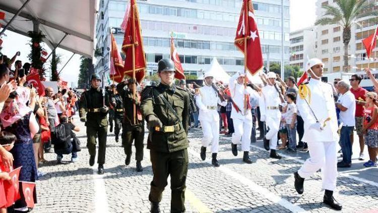 Zafer Bayramı kutlamaları Cumhuriyet Meydanında