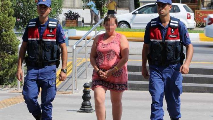 Turist çiftin çantasını çalan Alman kadın, otel bilekliğinden yakalandı