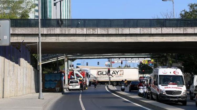 TIRın dorse mili kırıldı, yol iki yönde kapandı