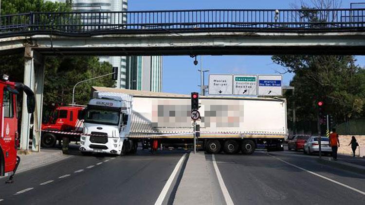 İstanbulda trafiği kilitledi... Buranın yabancısıyım dedi