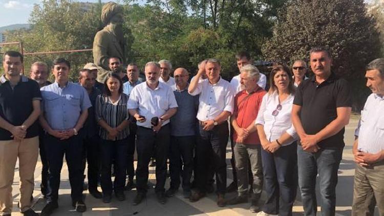 Tuncelide geçişlerine izin verilmeyen HDPliler oturma eylemi yaptı (2)