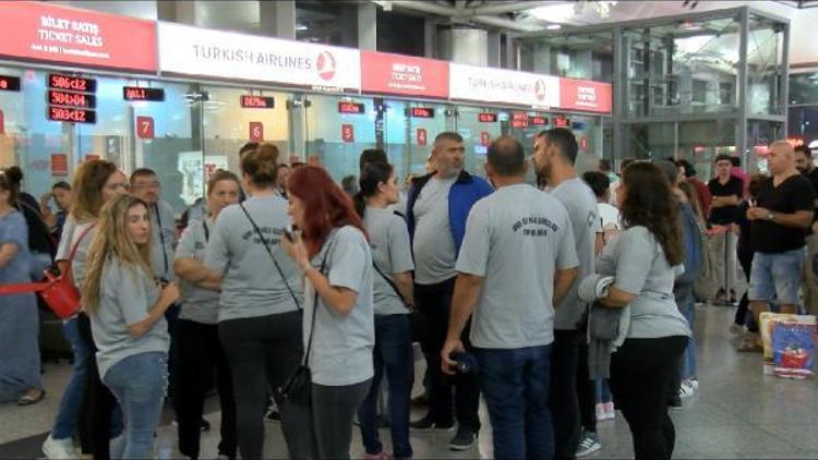 (ek bilgiler ve fotoğraflar) Ercan Havalimanındaki grev uçak seferlerini etkiledi