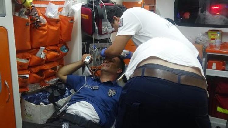 Kavgaya karışan travesti, kendisine yardım etmek isteyen polisi yaraladı