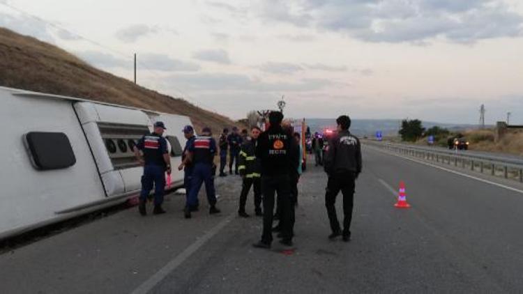 Amasyada yolcu otobüsü devrildi: 1 ölü, 14 yaralı