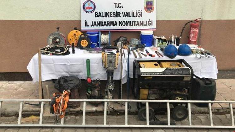 Balıkesirde izinsiz kazı yapan iki kişi yakalandı