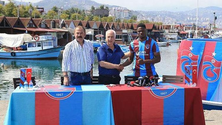 Trabzonsporda Ekuban için imza töreni düzenlendi