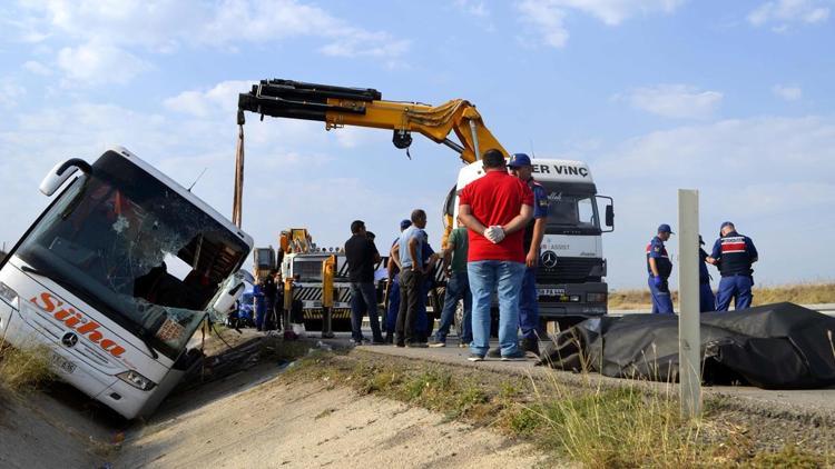 Devrilen otobüste bir ölü 14 yaralı