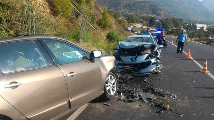 Gazipaşada otomobiller çarpıştı: 8 yaralı