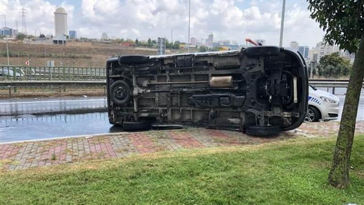 Başakşehir’de polis minibüsü devrildi