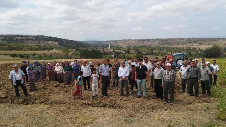 40 yıl önce aldıkları tarlanın kiralanmasına tepki gösterdiler