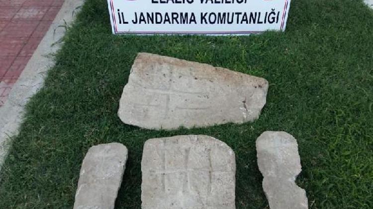 Elazığda kaçak kazı operasyonu; haç işaretli mezar taşlarına el konuldu