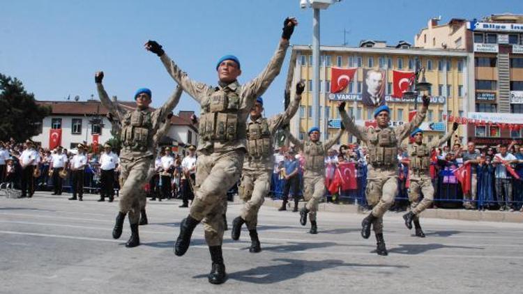 Komandolardan Zafer Bayramı kutlamasında zeybek gösterisi